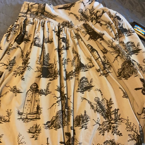 Sleepy Hollow Gothic Tales Toile Skirt in Grey - Picture 4 of 4